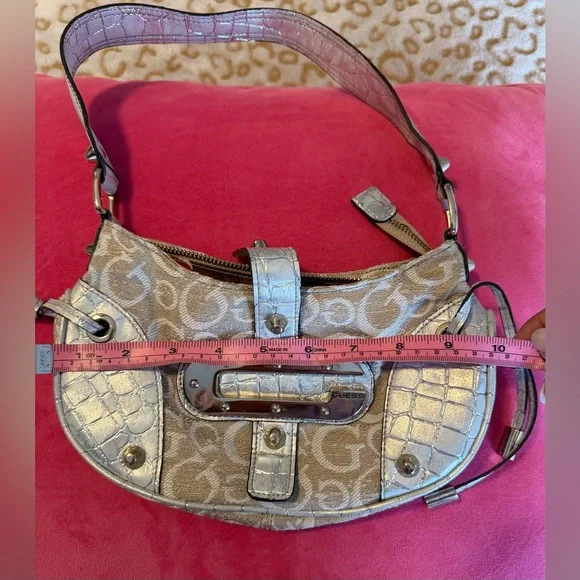 Guess Vintage Bag It features a beige logo and silver accents. - Picture 5 of 9